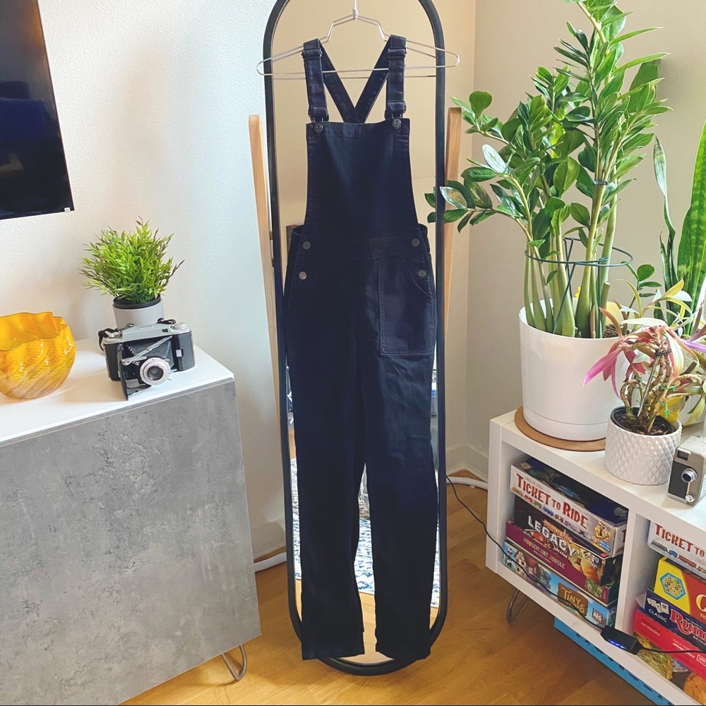 Madewell – Black Denim Cross-Back Overalls (skinny leg!)